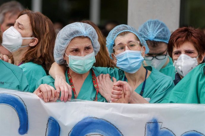 Sanitarios del Hospital Severo Ochoa de Leganés durante el homenaje al enfermero de quirófano de 57 años fallecido por Covid-19