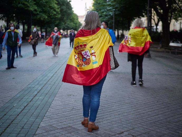 Varias personas asisten con banderas de España a una concentración contra la gestión del Gobierno en la lucha contra el coronavirus Covid-19.