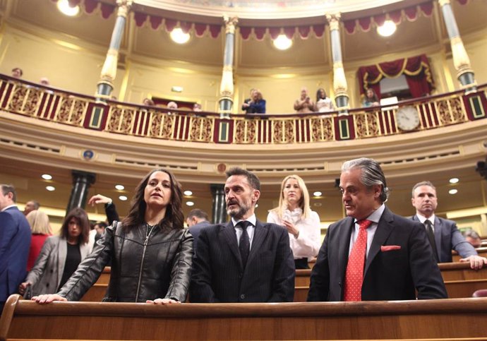 La presidenta de Ciudadanos, Inés Arrimadas, junto a los diputados Edmundo Bal y Marcos de Quinto en el Congreso.
