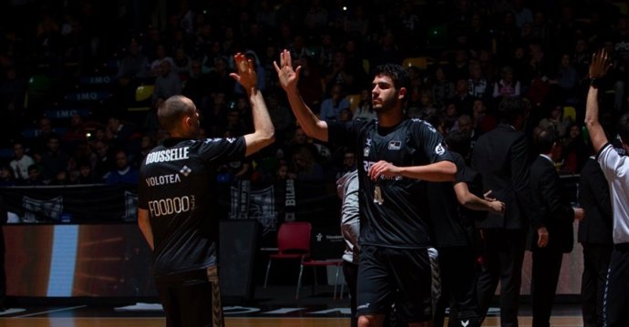 Jugadores del Bilbao Basket saltan a la cancha