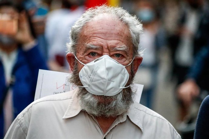 Un hombre mayor con mascarilla