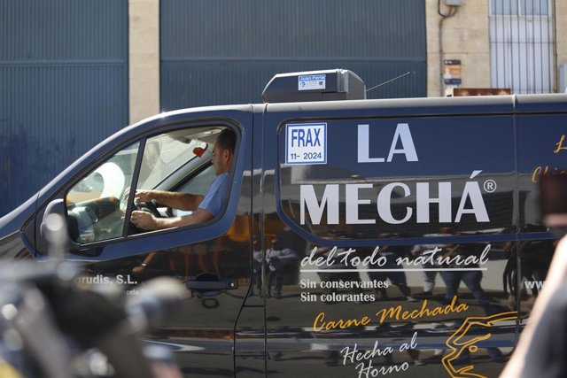 Salida de la furgoneta con la que operaba la empresa de la fábrica de Magrudis.