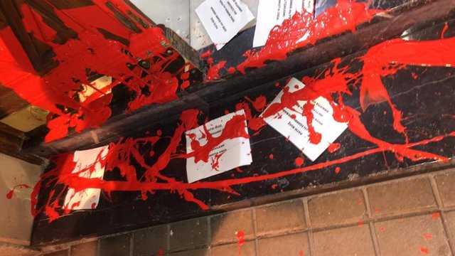 Imagen del portal de acceso al domicilio de la secretaria general del PSE-EE, Idoia Mendia, tras el ataque con pintura roja y octavillas