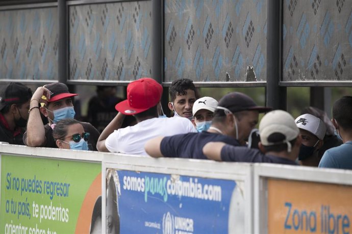 Ciudadanos venezolanos que residen en Colombia viajan de vuelta a casa en medio de la pandemia de la COVID-19.