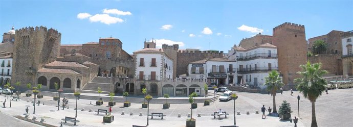Casco histórico de Cáceres, paseo, avenida, despejado