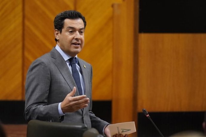El presidente de la Junta, Juanma Moreno, en la pasada sesión de control en el Pleno del Parlamento.