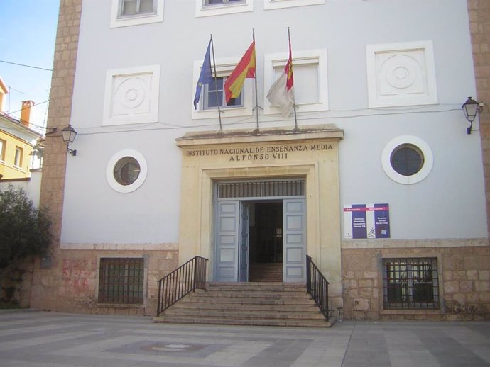 Fachada del edificio histórico del IES Alfonso VIII de Cuenca, que reabrirá sus puertas tras 10 años de obras el próximo curso