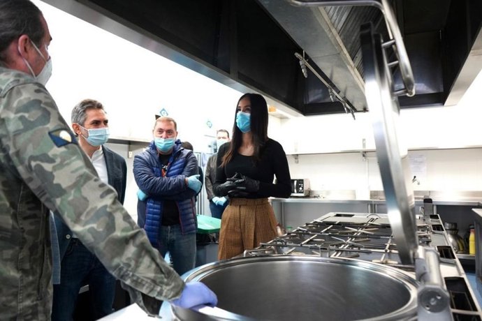 La vicealcaldesa de Madrid, Begoña Villacís, acude junto a Pepe Aniorte en las cocinas del CEIP  Costa Rica en Latina. Archivo.