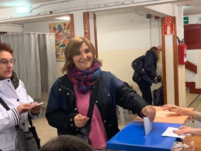 La candidata de Elkarrekin Podemos Pilar Garrido vota en San Sebastián