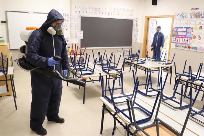 Imagen de tareas de desinfección en colegios públicos de la localidad de Pozuelo de Alarcón.