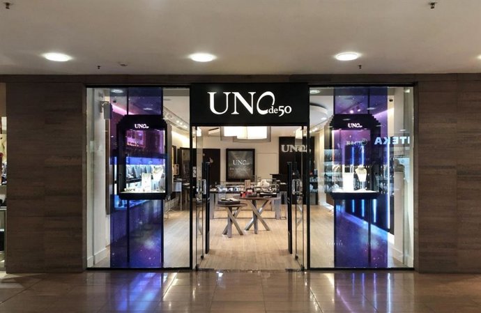 Economía.- Unode50 reabre sus tiendas y desinfectará cada joya tras ser manipula