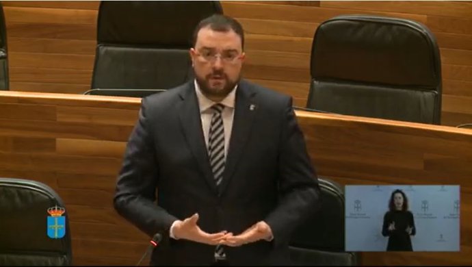 El presidente del Principado, Adrián Barbón, responde en el Pleno de la Junta al diputado de Foro, Adrián Pumares.
