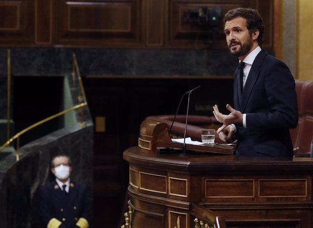 El líder del PP, Pablo Casado, interviene desde la tribuna durante el pleno del Congreso este miércoles donde se autorizará otra prórroga del estado de alarma solicitada por el Gobierno. En Madrid, (España), a 6 de mayo de 2020.