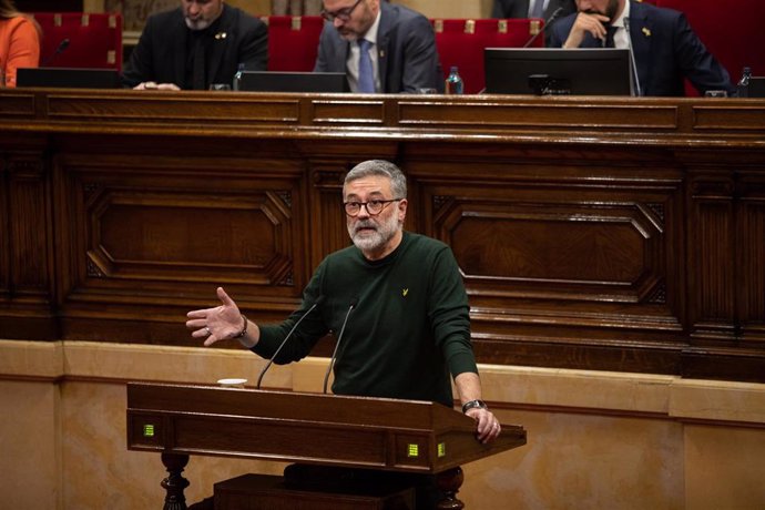 El diputado de la CUP en el Parlament, Carles Riera, interviene desde el atril durante un Pleno del Parlament de Catalunya, en la misma jornada en la que la Mesa ha asumido la cesión de Torra como diputado, en Barcelona (España), a 27 de enero de 2020.