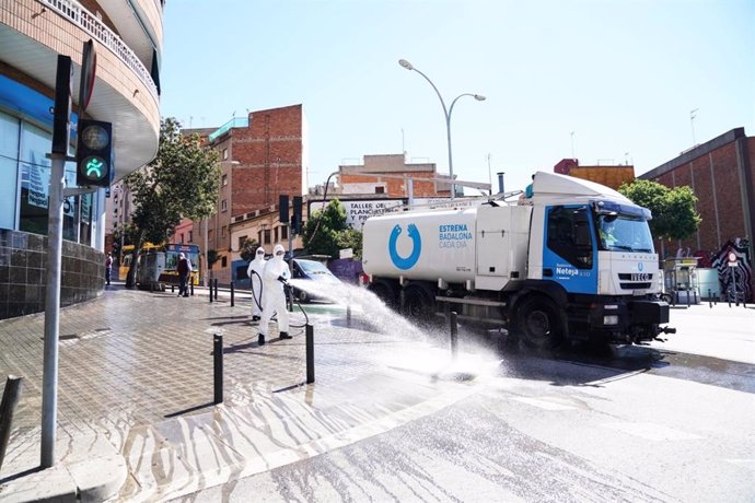 El Ayuntamiento de Badalona (Barcelona) ha iniciado una campaña de limpieza y desinfección en las calles.