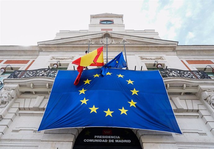 Se ha desplegado una bandera de la UE sobre la fachada principal de la Real Casa de Correos para conmemorar el Día de Europa, que se celebra el 9 de mayo, en Madrid (España) a 9 de mayo de 2020.