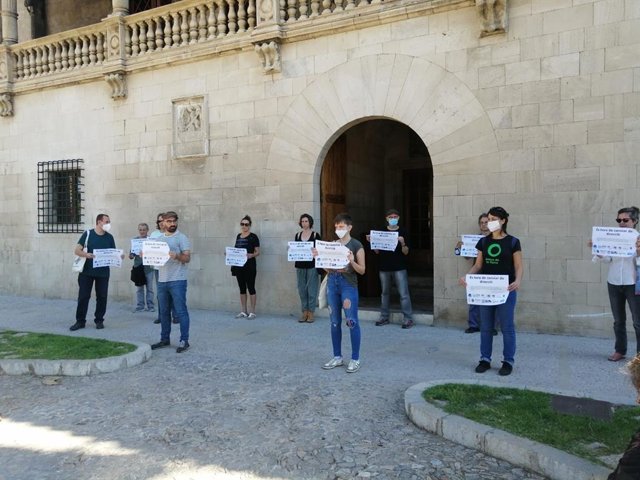 Entidades sociales durante una protesta en Cosolat de Mar contra el decreto ley del Govern