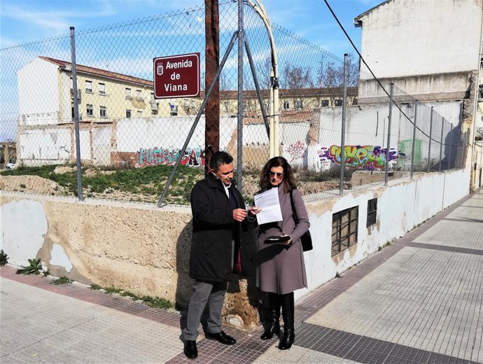 Escobar y San Martín, ante el solar de la antigua comisaria de Policía Nacional, en el que reclaman que se ejecute la construcción del futuro centro de salud Rodriguez Paterna