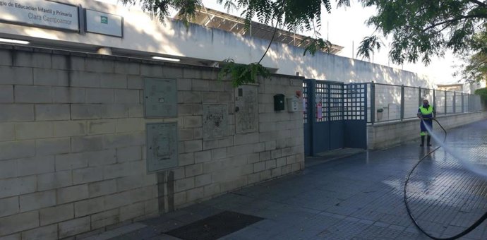 Operario de Limasa en tareas de desinfección