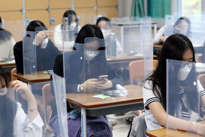 Coronavirus.- Corea del Sur reanuda las clases pendiente aún del rebrote de caso