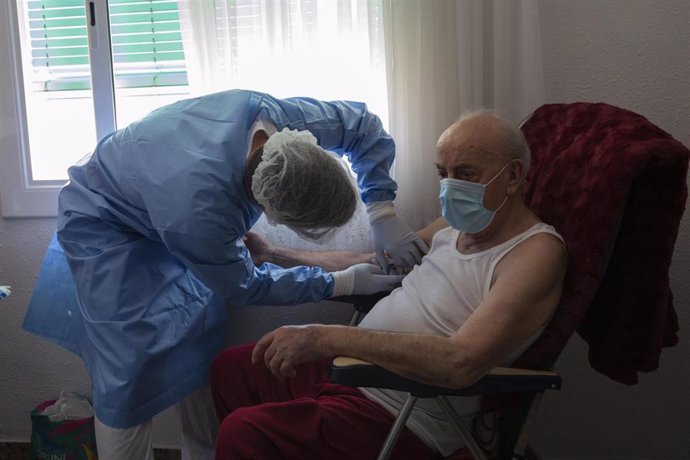 Personal sanitario de la Unidad de Hospitalización a Domicilio (UHAD) atendiendo un paciente