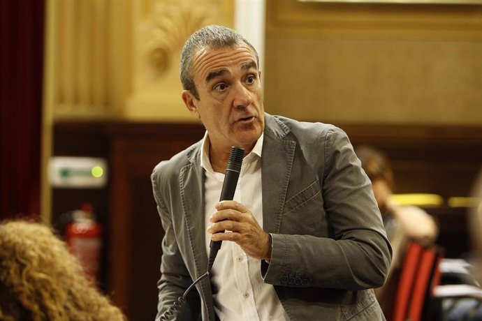 El consejero de Transición Energética y Sectores Productivos, Juan Pedro Yllanes, en un pleno del Parlament en septiembre.
