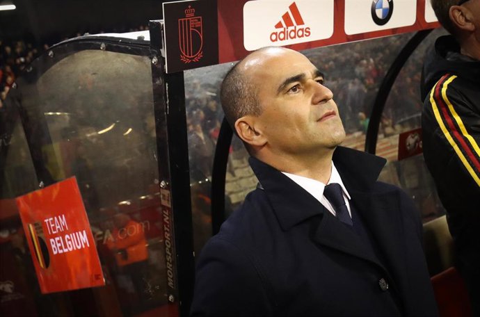 Roberto Martínez, pensativo en el banquillo durante un partido de la selección belga