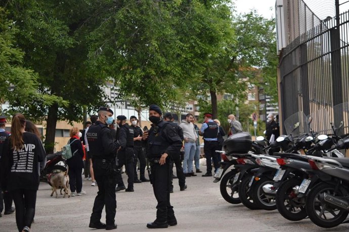 Dispositivo policial en la plaza Artós de Barcelona por una concentración convocada contra el Gobierno central.