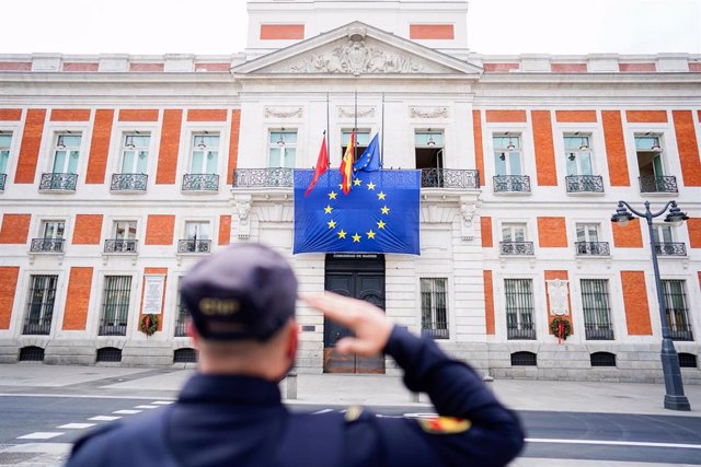 Bandera de la UE sobre la fachada principal de la Real Casa de Correos para conmemorar el Día de Europa, celebrado el 9 de mayo, en Madrid (España)