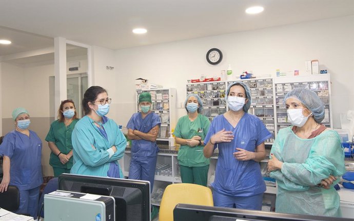 La delegada de Salud y Familias de la Junta en Córdoba, María Jesús Botella, visita la Unidad de Críticos Postquirúrgicos