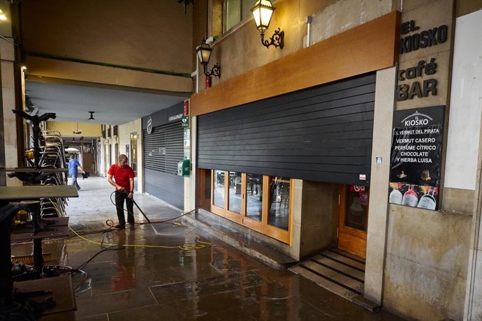 Un trabajador prepara la terraza del bar para la apertura  en la Plaza del Castillo en el día previo a la entrada en la Fase 1 del desconfinamiento por coronavirus COVID19. En Pamplona, Navarra, (España), a 10 de mayo de 2020.