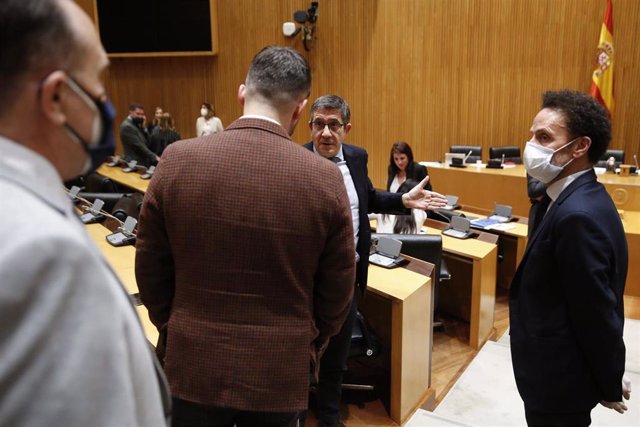 El presidente de la comisión, Patxi López, junto a los diputados de ERC Gabriél Rufián y Ciudadanos Edmundo Bal