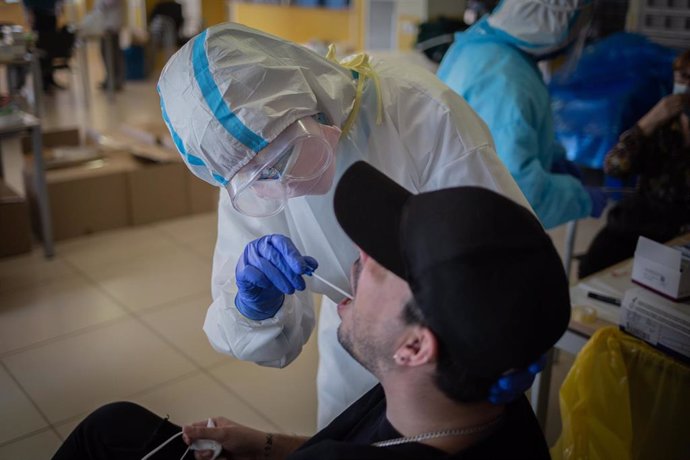 Un voluntario de la ONG Proactiva Open Arms realiza un test rápido de Covid-19 haciendo un frotis de garganta a un trabajador sanitario de la Residencia Geriátrica Redós de Sant Pere de Ribes/Barcelona/Catalunya (España) a 30 de abril de 2020.