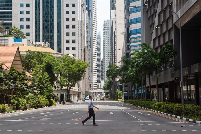 Una calle casi desierta en Singapur