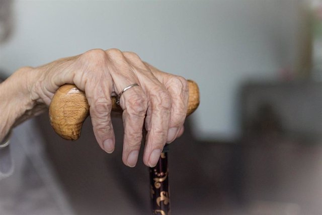 Mano de una anciana con bastón en una imagen de archivo.