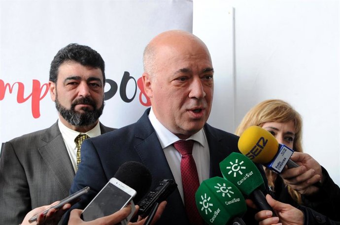 El presidente de la Diputación de Córdoba, Antonio Ruiz, atiende a los medios de comunicación en una imagen de archivo