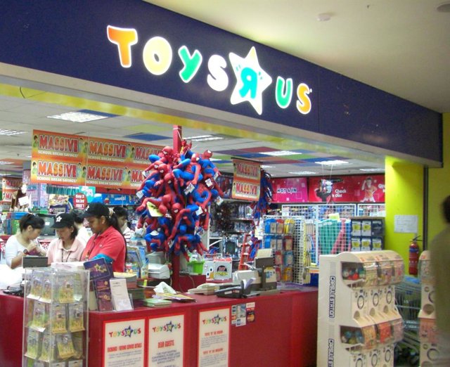 Toys'R'Us reobri aquest dijous les seues botigues de València i Alacant