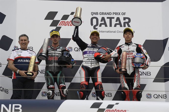 Albert Arenas celebra en el podio su victoria en el Gran Premio de Catar 2020 de Moto3