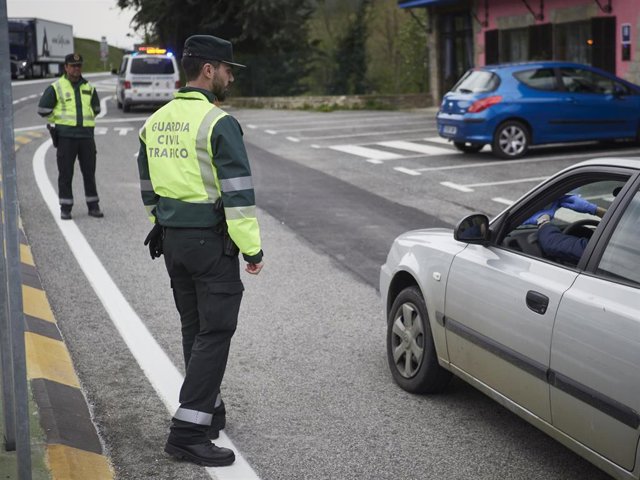 Dos agentes de la Guardia Civil de Tráfico en un control policial durante el estado de alarma