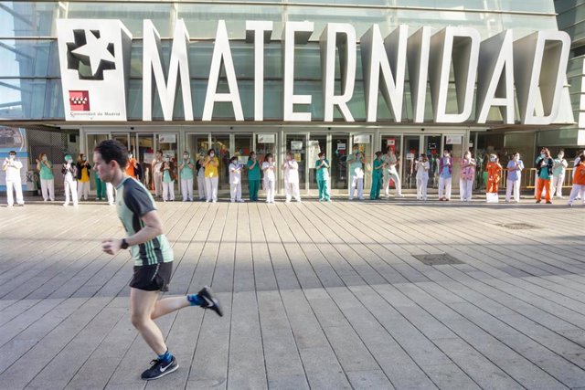Un corredor pasa junto a los sanitario del Hospital General Universitario Gregorio Marañó.