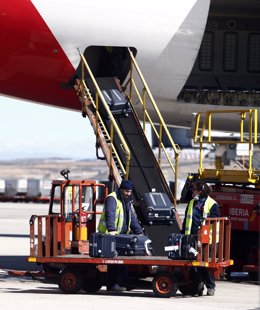 Aeropuerto de Barajas, Iberia, carga de avión, aviones, personal, trabajadores de handling, carga de maletas