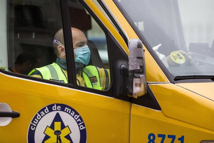 Personal sanitario del Samur 112 en las inmediaciones de la Puerta del Sol 