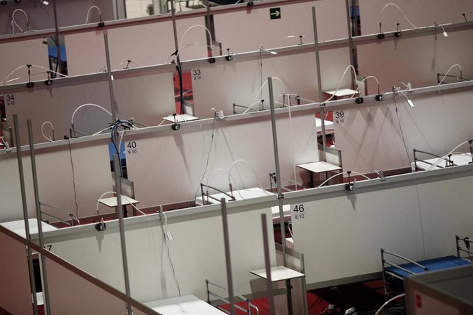 Mamparas de separación, camas y material sanitario en el interior del hospital de campaña de IFEMA, ya clausurado.