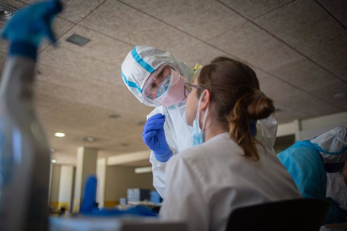 Un voluntari de l'ONG Proactiva Open Arms realitza un test rpid de Covid-19 fent un frotis de nas a una treballadora sanitria de la Residncia Geriátrica Redós de Sant Pere de Ribes/Barcelona/Catalunya (Espanya) a 30 d'abril de 2020.