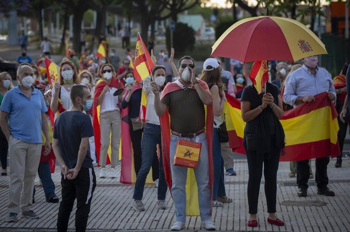 Un grupo de personas durante una marcha en contra la gestión del Gobierno, en Santa Justa