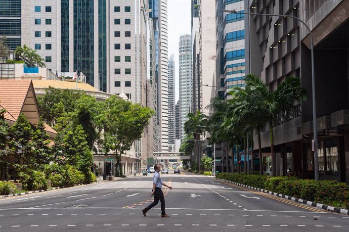Un carrer gairebé desert a Singapur