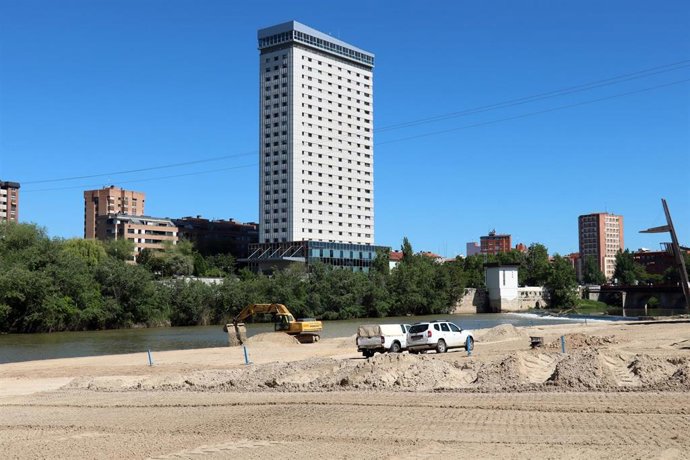 El Ayuntamiento de Valladolid renueva la zona de Las Moreras para garantizar la seguridad este verano y evitar contagios por coronavirus.