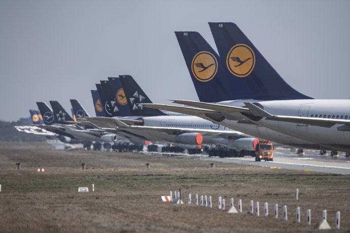FILED - 07 April 2020, Hessen, Frankfurt/Main: A long row of decommissioned Lufthansa passenger aircraft in the north-west runway of Frankfurt Airport, amid the coronavirus PANDEMIC. Photo: Boris Roessler/dpa