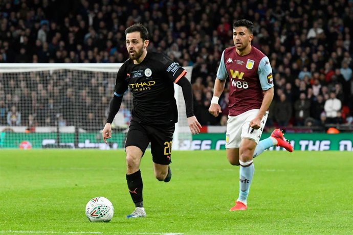 Bernardo Silva conduce la pelota en un Aston Villa-Manchester City de la Premier League 2019-2020