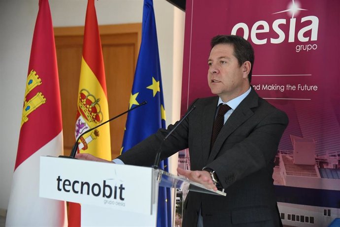 El presidente de C-LM, Emiliano García-Page, durante su visita a Tecnobit-Grupo Oesía